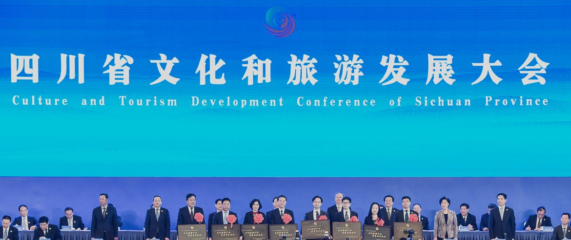 彭清华书记向省尊龙集团官网集团授予“四川省文化游览产业优良龙头企业”铭牌