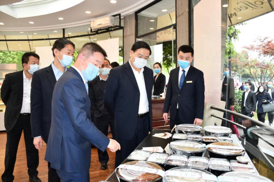 王凤朝副省长赴省尊龙集团官网集团调研 疫情防控、出产经营和鼎新发展工作