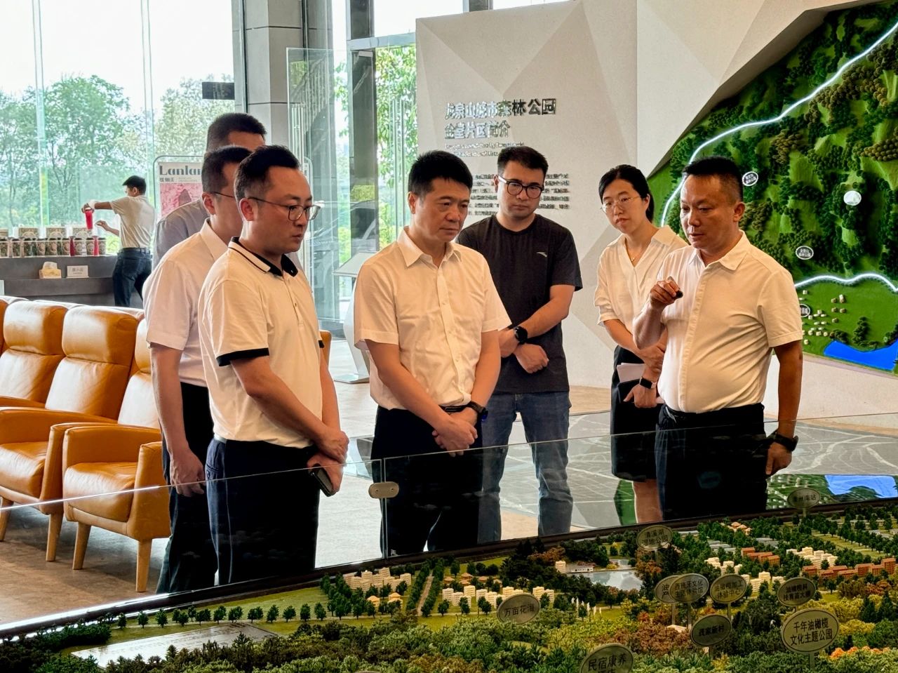 省尊龙集团官网集团党委书记、董事长游勇带队赴聚峰谷项目发展汛期安全出产查抄并调研出产经营情况