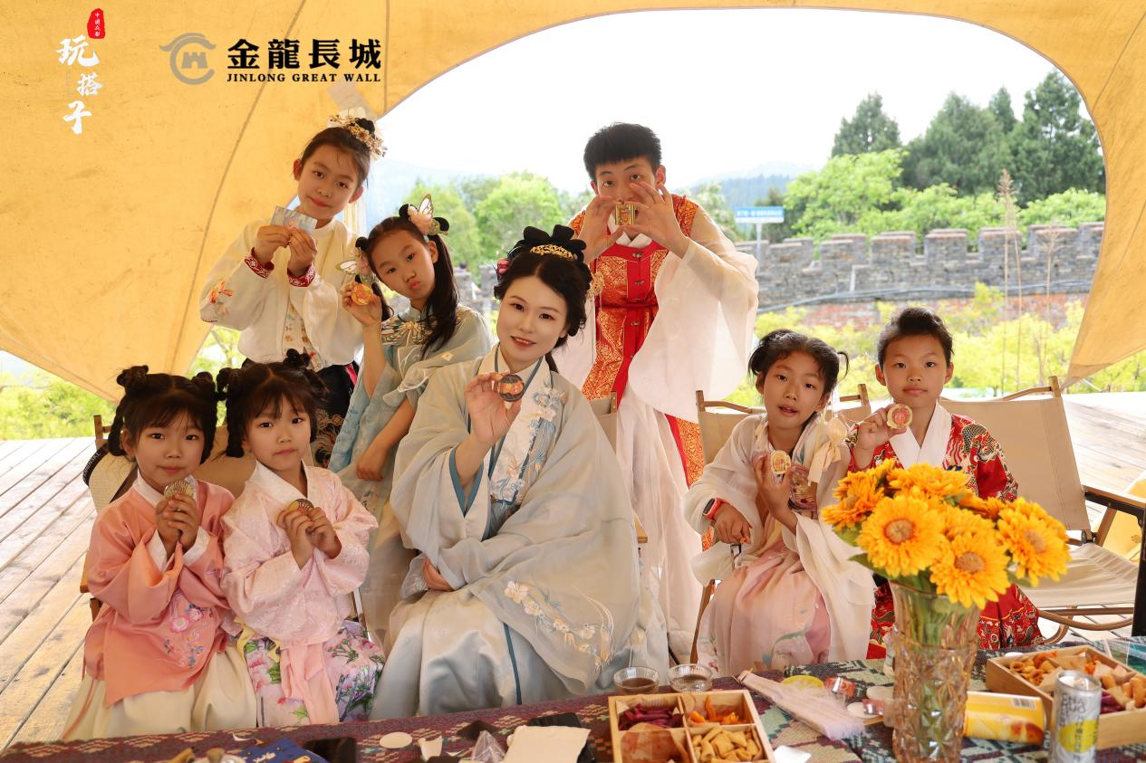 d4dbf9ed-1f32-4f51-ba8d-4afaf0b62c62 楷模力量 | 6万+人奔赴!四川人专属「幼幼长城」火出圈